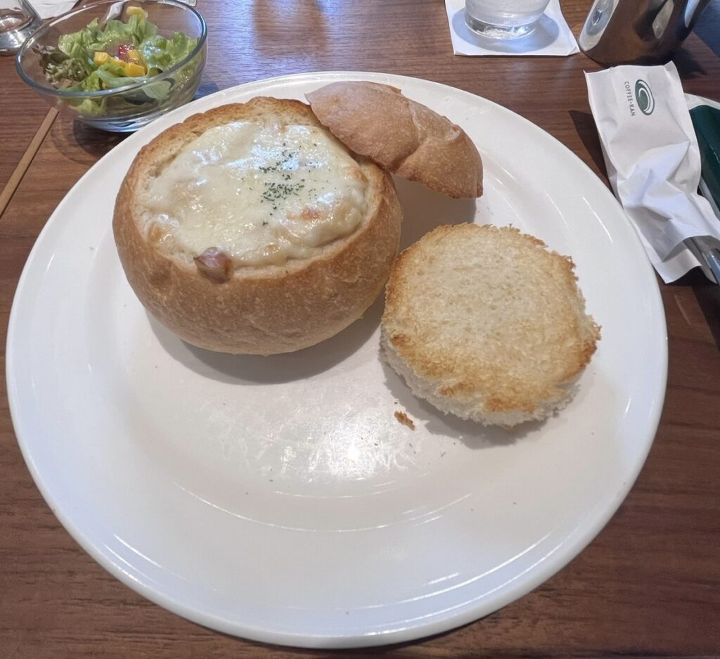 珈琲館の焼きたてホワイトグラタンパン(サラダ付き)の写真