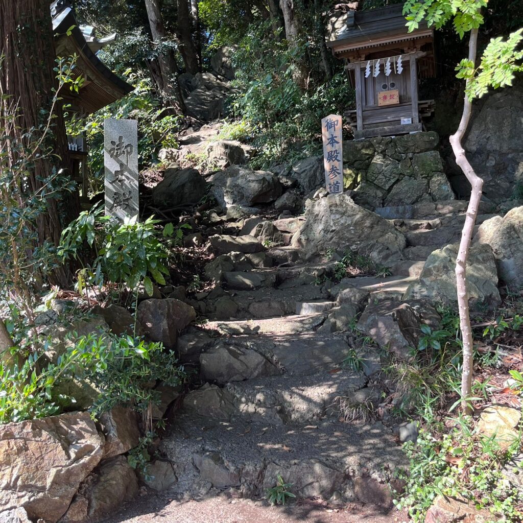 大甕神社　ご本殿参道