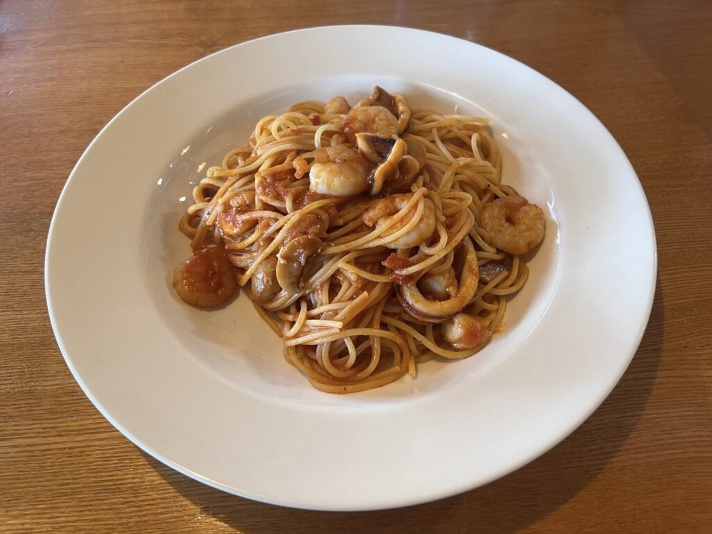 グルービーのトマトソースの海の幸パスタの写真