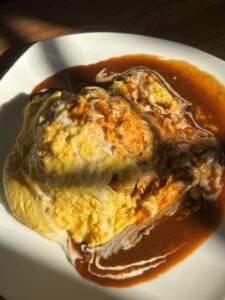 楽楽亭で食べた楽楽亭オムライス