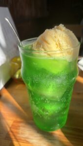 楽楽亭で食べたメロンソーダとバニラアイスのクリームソーダ