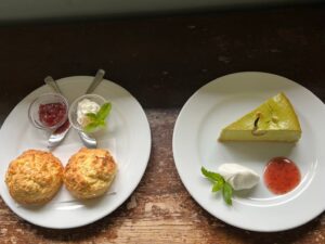 さくさくスコーンとピスタチオチーズケーキの写真