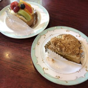 フレッシュフルーツのタルトと焼きリンゴのタルトの写真