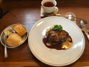 ハンバーグステーキ(デミグラスソース)