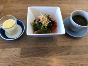 発酵スムージーと季節のサラダの写真