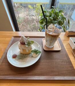 キャンドルケーキとアイスカフェラテの写真