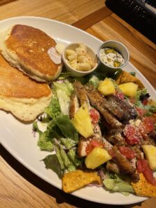 コナズ珈琲のグリルドチキンシーザーサラダパンケーキ。値段は1859円。