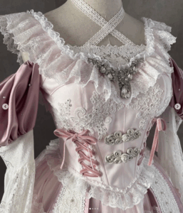 きゅるりんってしてみての中華風のアイドル衣装　ピンク　チバゆな