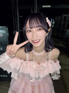 ピンクの衣装を着ている＝LOVEの野口衣織