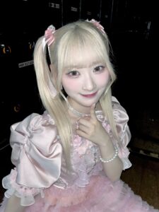 ピンクの衣装を着ている＝LOVEの齋藤樹愛羅