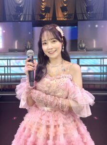 ピンクの衣装を着ている＝LOVEの諸橋沙夏