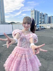 ピンクの衣装を着ている＝LOVEの大場花菜