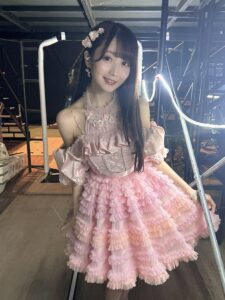 ピンクの衣装を着ている＝LOVEの大谷映美里