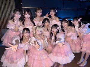 ピンクの衣装を着ている＝LOVE