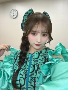 緑色の衣装を着るアイドル（CANDY TUNEの小川奈々子）