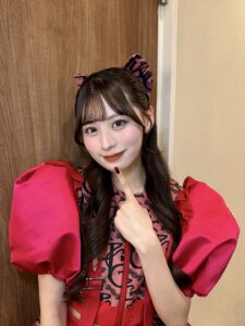 赤色の衣装を着るCANDY TUNEの立花琴未