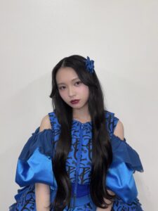 青色の衣装を着るCANDY TUNEの桐原美月