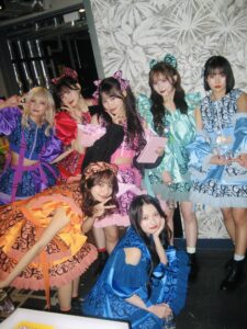 倍倍FIGHT!のカラフルな衣装を着るCANDY TUNE