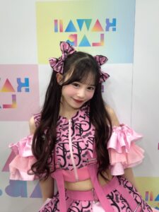 ピンク色の衣装を着るCANDY TUNEの村川緋杏