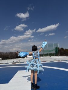 水色の衣装を着るCANDY TUNEの福山梨乃