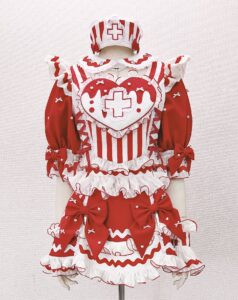 きゅるりんってしてみて（アイドル）の赤色のナース衣装