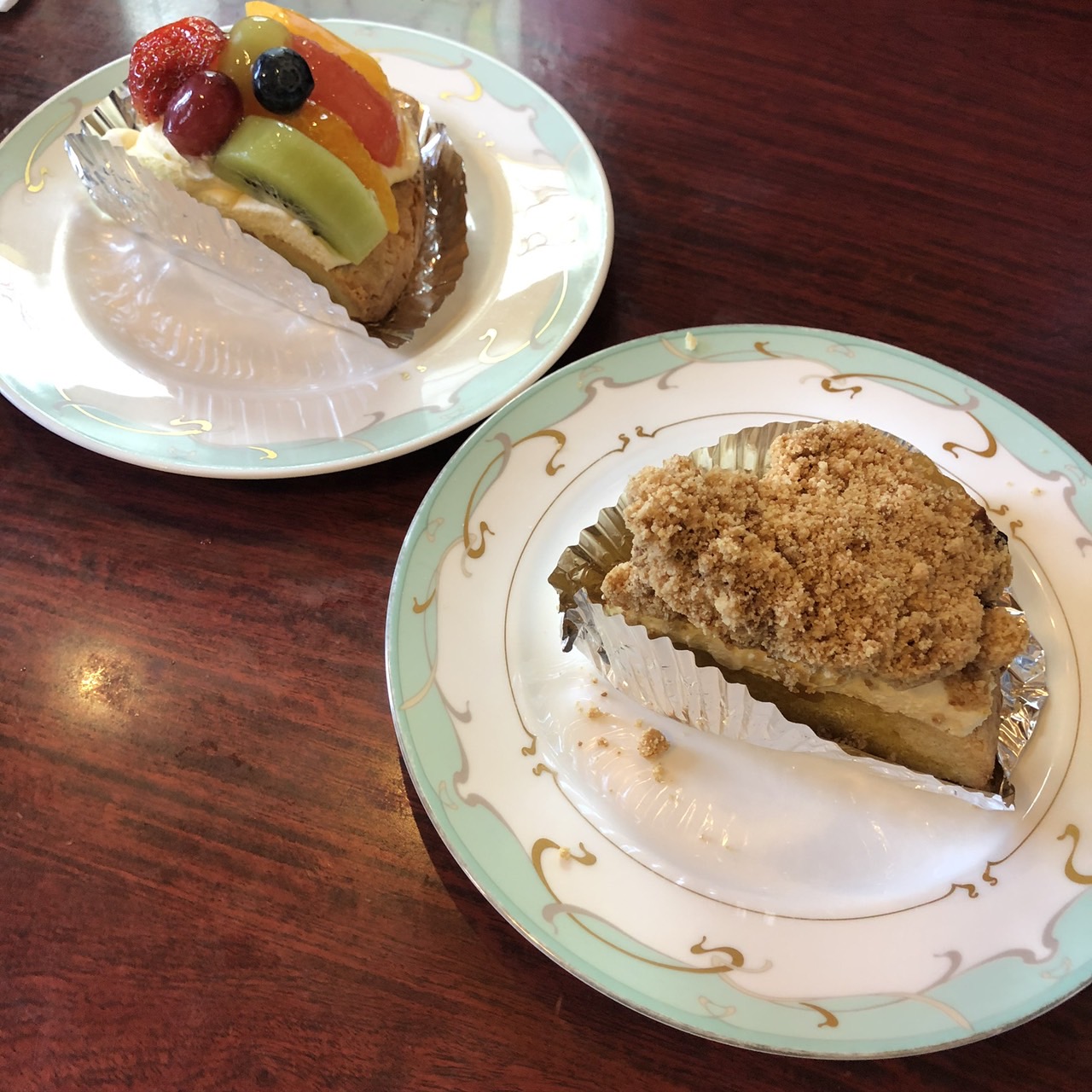 フレッシュフルーツのタルトと焼きリンゴのタルトの写真