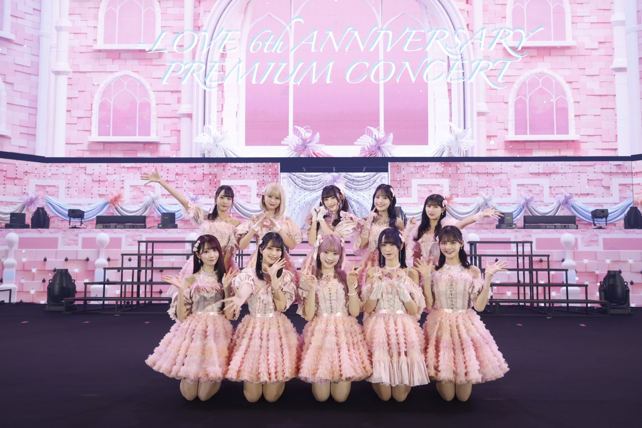 ピンクの衣装を着ているイコラブ