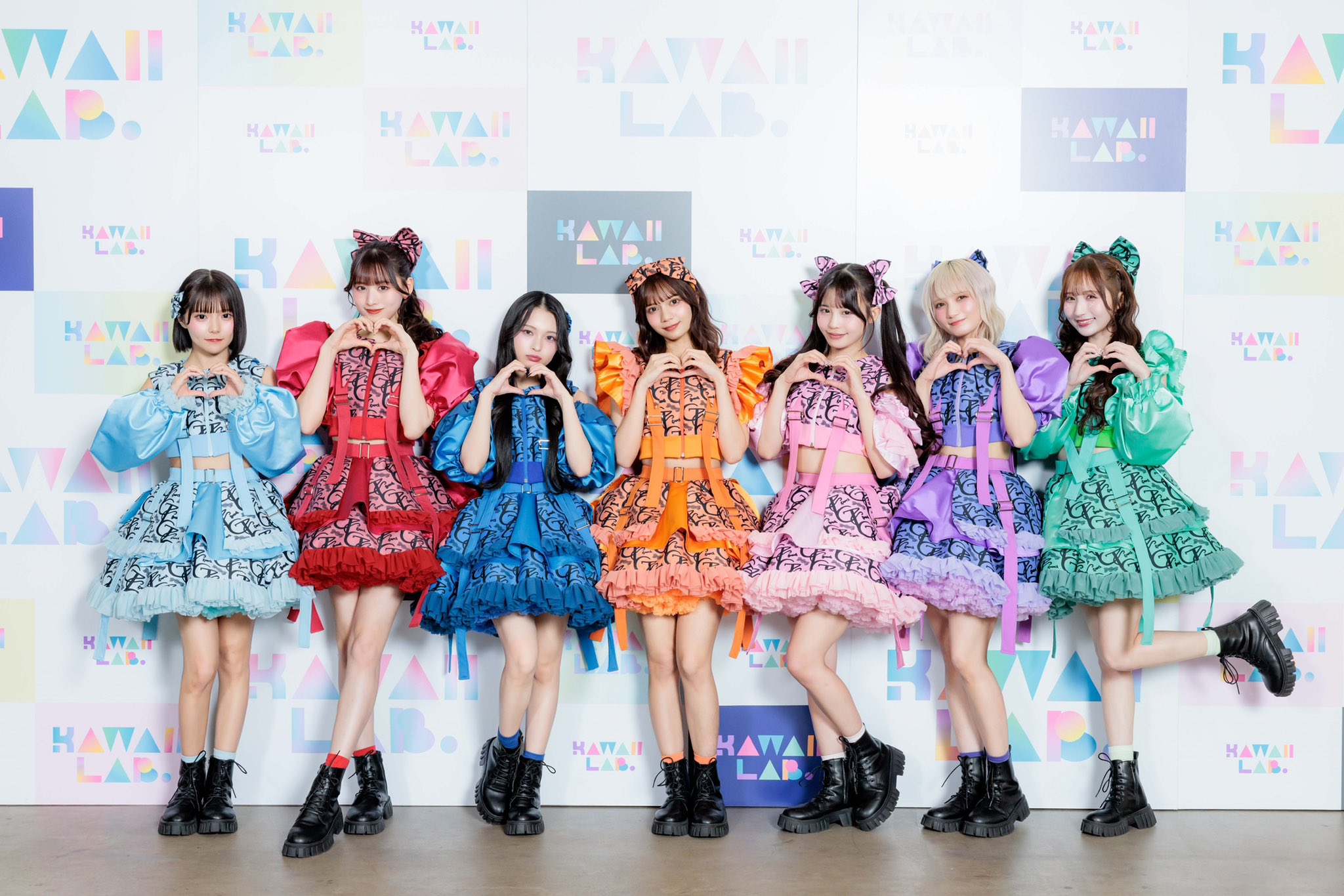 カラフルな衣装を着るアイドル（CANDYTUNE）